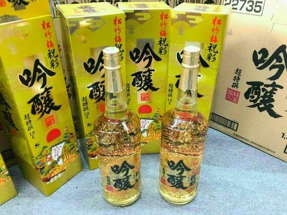 Rượu sake vảy vàng Takara Shozu của Nhật Bản, chai 1,8 lít 0